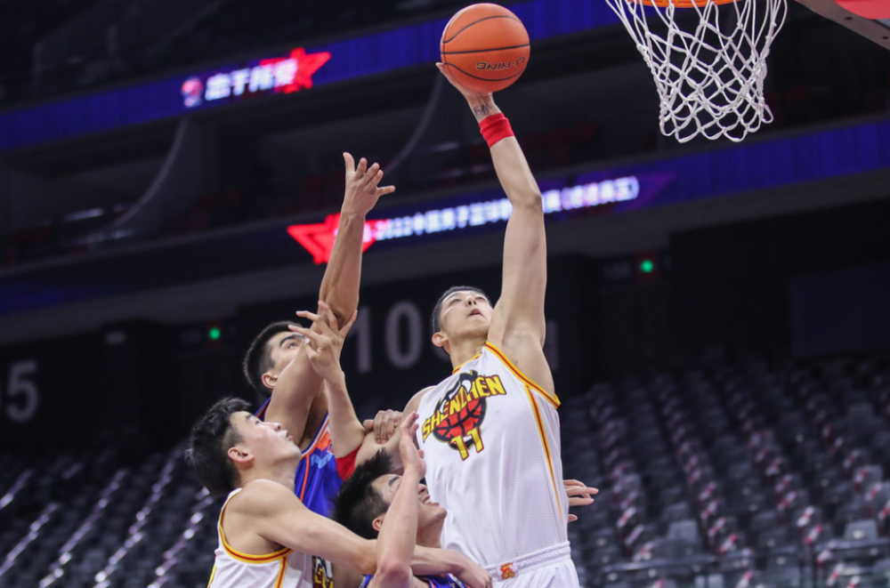 今晨CBA季后赛焦点战，新疆广汇防线松动，更衣室稳定，医务组通报恢复的简单介绍